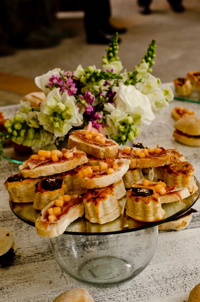 Mesa de postres y bocadillos